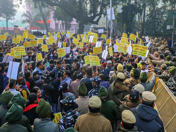 एमसीडी-हाउस-हंगामा:-आप-कार्यकर्ताओं-ने-बीजेपी-मुख्यालय-के-बाहर-किया-प्रदर्शन