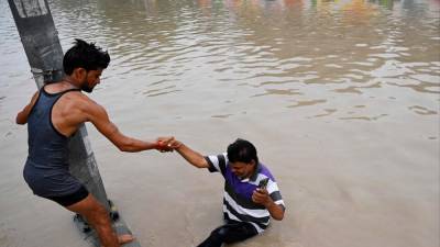 भारतीय-राजधानी-में-बाढ़-की-चेतावनी-के-बीच-स्कूल-बंद,-पीने-के-पानी-की-कमी-की-आशंका