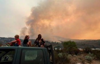 hundreds-ordered-to-evacuate-as-wildfire-burns-across-canada-us-border