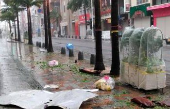 powerful-typhoon-approaches-japan’s-okinawa,-leaves-1-dead