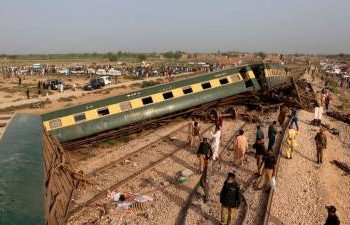 at-least-28-killed-after-train-derails-in-southern-pakistan