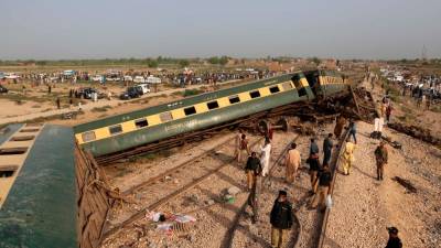 at-least-28-killed-after-train-derails-in-southern-pakistan