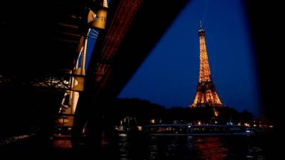 eiffel-tower-evacuated-after-bomb-threat