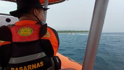 boat-with-4-australians-missing-off-indonesia,-officials-say