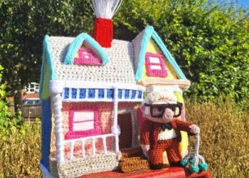 disney-fan-crochets-miniature-version-of-the-balloon-house-from-up