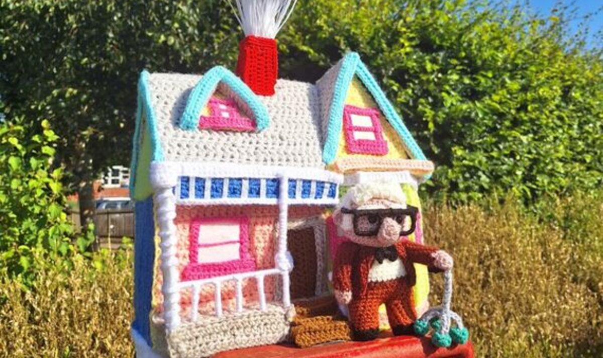 disney-fan-crochets-miniature-version-of-the-balloon-house-from-up