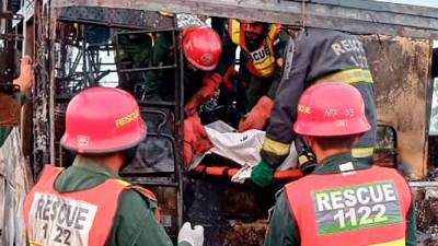 18-burn-to-death-in-pakistan-bus-crash