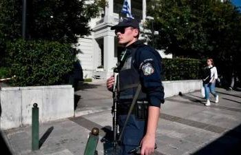 bomb-explodes-outside-ministry-in-athens,-no-injuries