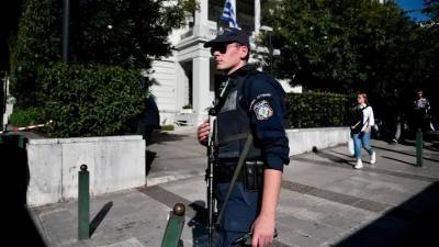 bomb-explodes-outside-ministry-in-athens,-no-injuries