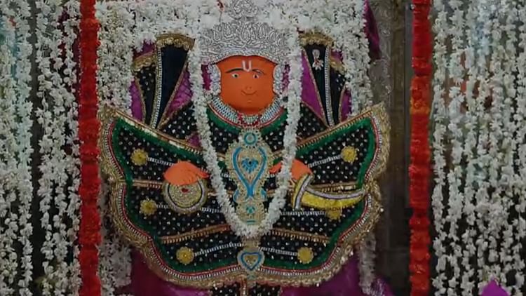 ujjain:-जयपुर-के-मोगरे-से-सजे-बाबा-गुमानदेव-हनुमान,-11-किस्म-के-आमों-का-लगा-भोग;-दर्शन-करने-पहुंचे-श्रद्धालु