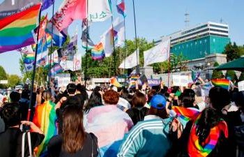 as-south-korea’s-population-shrinks,-same-sex-couples-say-they-can-help