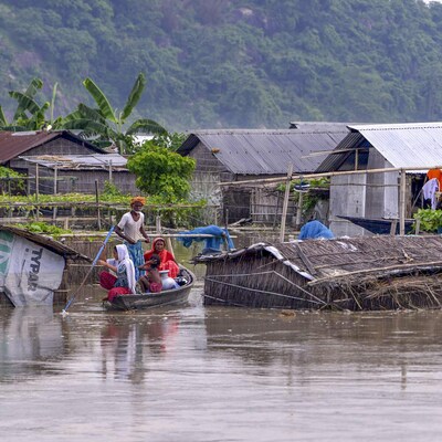 congress-leaders-visit-flood-affected-areas-of-assam,-meet-victims