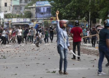 bangladesh-protest:-बांग्लादेश-में-आरक्षण-विरोध-प्रदर्शन-में-अब-तक-105-लोगों-की-मौत,-लगाया-गया-कर्फ्यू,-सड़कों-पर-सेना-तैनात