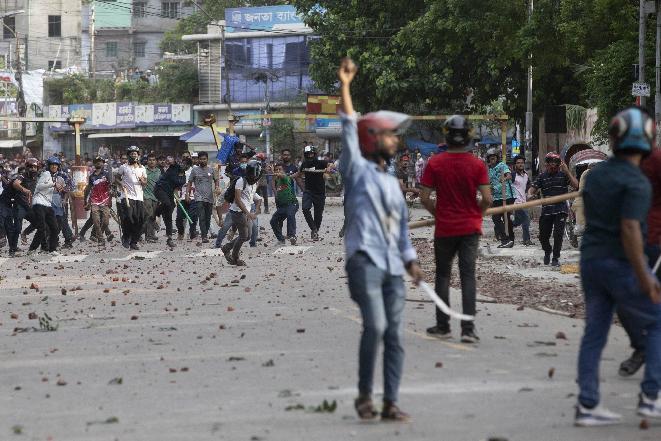 bangladesh-protest:-बांग्लादेश-में-आरक्षण-विरोध-प्रदर्शन-में-अब-तक-105-लोगों-की-मौत,-लगाया-गया-कर्फ्यू,-सड़कों-पर-सेना-तैनात