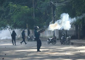 bangladesh-protests:-बंग्लादेश-में-लागू-हुआ-'देखते-ही-गोली-मारने-का-आदेश',-भारतीय-छात्र-लौट-रहे-स्वदेश