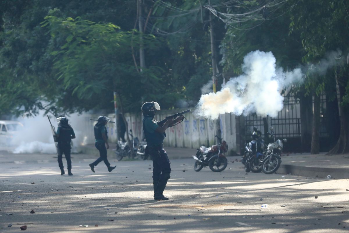 bangladesh-protests:-बंग्लादेश-में-लागू-हुआ-'देखते-ही-गोली-मारने-का-आदेश',-भारतीय-छात्र-लौट-रहे-स्वदेश