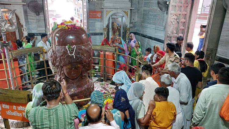 mandsaur:-पशुपतिनाथ-मंदिर-में-उमड़ी-भक्तों-की-भीड़,-पशुपतिनाथ-के-प्रतिष्ठाता-स्वामी-प्रत्यक्षानंदजी-की-पूजा-की