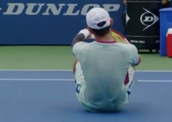 tennis-star-falls-to-floor-after-winning-first-set-as-commentator-stunned