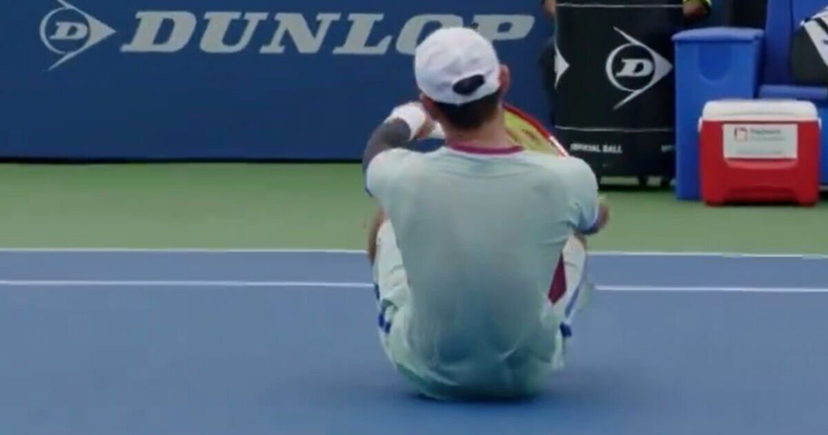 tennis-star-falls-to-floor-after-winning-first-set-as-commentator-stunned