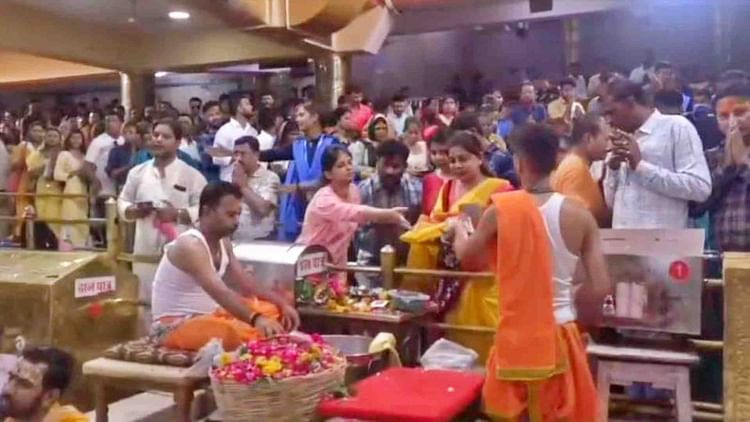 ujjain-news:-महाकाल-मंदिर-में-फिर-उठी-ड्रेस-कोड-की-मांग,-पुजारी-और-पुरोहित-बोले-छोटे-कपड़े-उड़ा-रहे-परिहास