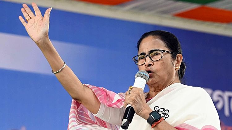 mamata-banerjee:-‘मैं-विदेश-नीति-जानती-हूं’,-बांग्लादेशी-शरणार्थियों-वाले-बयान-पर-घिरने-के-बाद-ममता-का-पलटवार