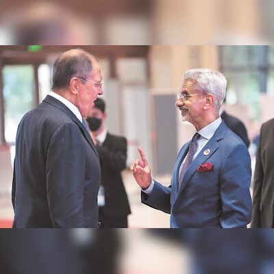 jaishankar-meets-russian-fm-lavrov-&-other-counterparts-in-laos;-exchange-views-on-ways-to-further-boost-bilateral-ties