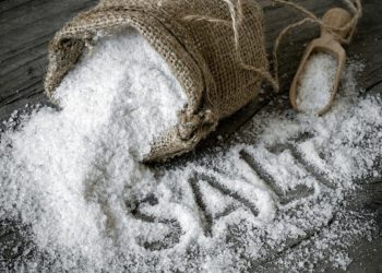 side-effects-of-salt-:-अगर-आप-भी-करते-हैं-आवश्यकता-से-अधिक-नमक-का-सेवन,-तो-हो-जाएं-सावधान!