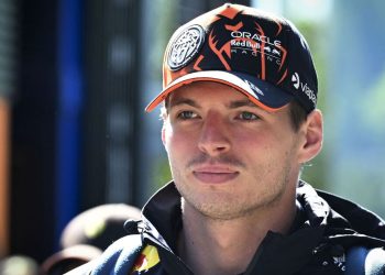 f1-team-boss-drops-max-verstappen-to-mercedes-hint-after-carlos-sainz-decision