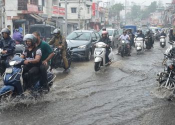 weather-update:-इन-राज्यों-में-भारी-बारिश-की-चेतावनी,-असम-में-बाढ़-ने-बरपाया-कहर;-मणिपुर-में-स्कूल-कॉलेज-बंद