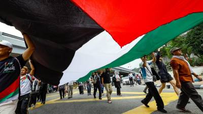 pro-palestine-protesters-scale-roof-of-australia’s-parliament