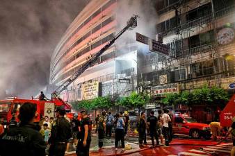 blaze-razes-wooden-houses-in-trok-pho-community-of-bangkok’s-china-town