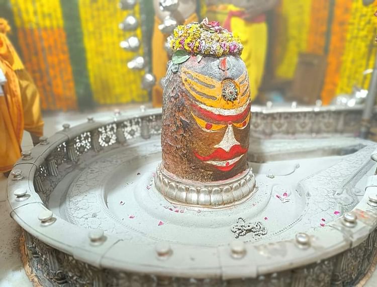 baba-mahakal-bhasma-aarti:-आज-त्रिपुंड-और-सूर्य-से-सजे-बाबा-महाकाल,-मोगरे-और-मखाने-की-पहनाई-गई-माला