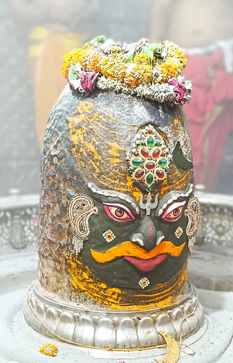 ujjain-news:-बाबा-महाकाल-की-भस्मआरती…-भांग-से-हुआ-शृंगार,-मोगरे-की-माला-पहनकर-दिए-भक्तों-को-दर्शन