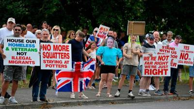 uk-pm-starmer-vows-far-right-rioters-will-‘regret’-worst-disorder-in-years