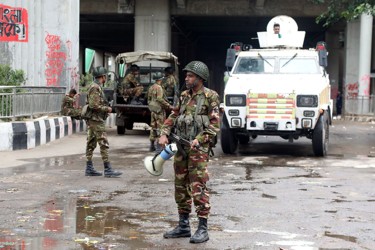 bangladesh-crisis:-हिंसा-के-बीच-बांग्लादेशी-सेना-में-बड़ा-फेरबदल,-मेजर-जनरल-जियाउल-अहसन-हटाये-गए