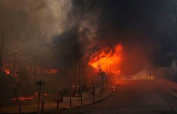 one-dead-as-greek-wildfire-burns-in-athens-suburbs