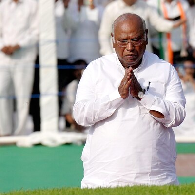 kharge-accuses-modi-govt-of-using-'dubious-employment-data-for-pr'