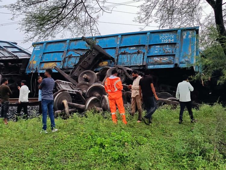 damoh:-मालगाड़ी-के-डिब्बे-पलटने-से-दूसरे-दिन-भी-बीना-कटनी-रेल-मार्ग-बंद,-बारिश-के-बीच-भी-रात-भर-चलता-रहा-काम