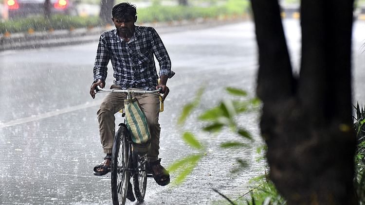 weather-alert:-दिल्ली-एनसीआर-में-बदला-मौसम-का-मिजाज,-झमाझम-बारिश-ने-दिलाई-गर्मी-से-राहत;-कई-इलाकों-में-लगा-जाम