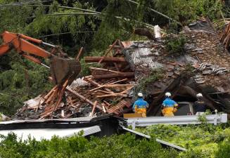 typhoon-shanshan-drenches-japan,-prompting-landslide-and-flood-alerts