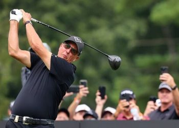 phil-mickelson’s-liv-comments-speak-volumes-after-scottie-scheffler-statement