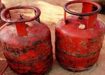 lpg-gas-rate-:-दिल्ली-में-बढ़े-वाणिज्यिक-गैस-सिलेंडर-के-दाम,-यहां-देखें-कितने-में-मिलेगा-आज-से