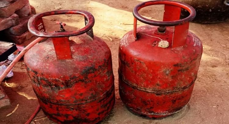 lpg-gas-rate-:-दिल्ली-में-बढ़े-वाणिज्यिक-गैस-सिलेंडर-के-दाम,-यहां-देखें-कितने-में-मिलेगा-आज-से