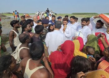 bihar-flood:-केंद्रीय-मंत्री-के-सामने-राशन-के-लिए-टूट-पड़े-बाढ़-पीड़ित,-कहा-कोई-अधिकारी-झांकने-तक-नहीं-आया