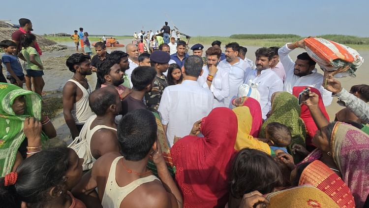 bihar-flood:-केंद्रीय-मंत्री-के-सामने-राशन-के-लिए-टूट-पड़े-बाढ़-पीड़ित,-कहा-कोई-अधिकारी-झांकने-तक-नहीं-आया